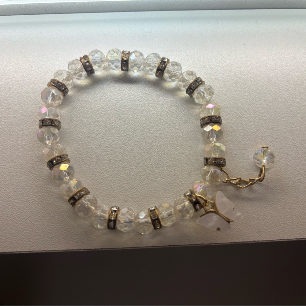📦5/$25📦 
Elegant Gold and Crystal Beaded Butterfly Charm Bracelet